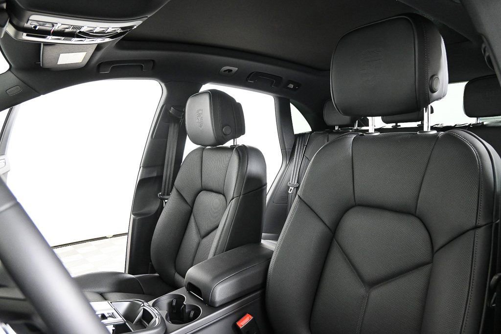 New 2026 Porsche Macan AWD image 5