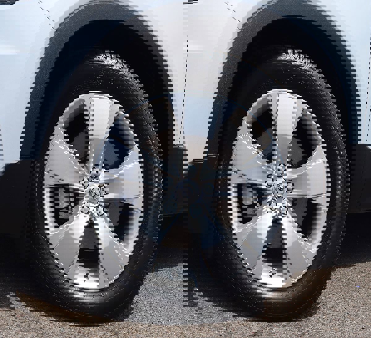 Used 2022 Volvo XC40 T4 Momentum image 5