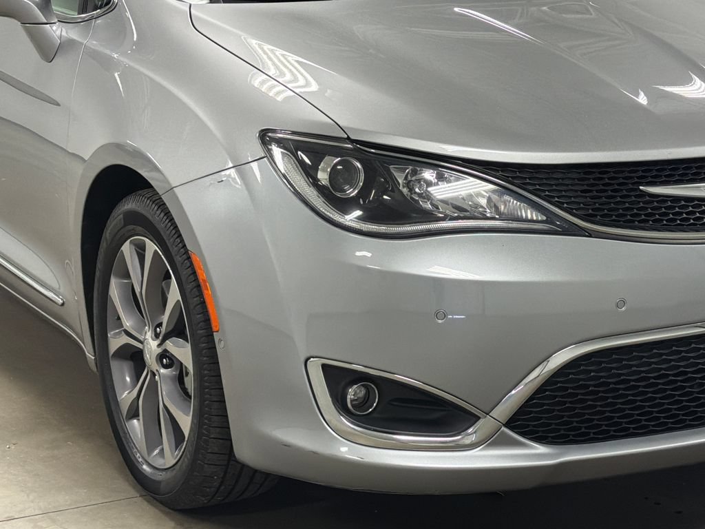 Used 2019 Chrysler Pacifica Limited w/ Tire & Wheel Group FWD image 5