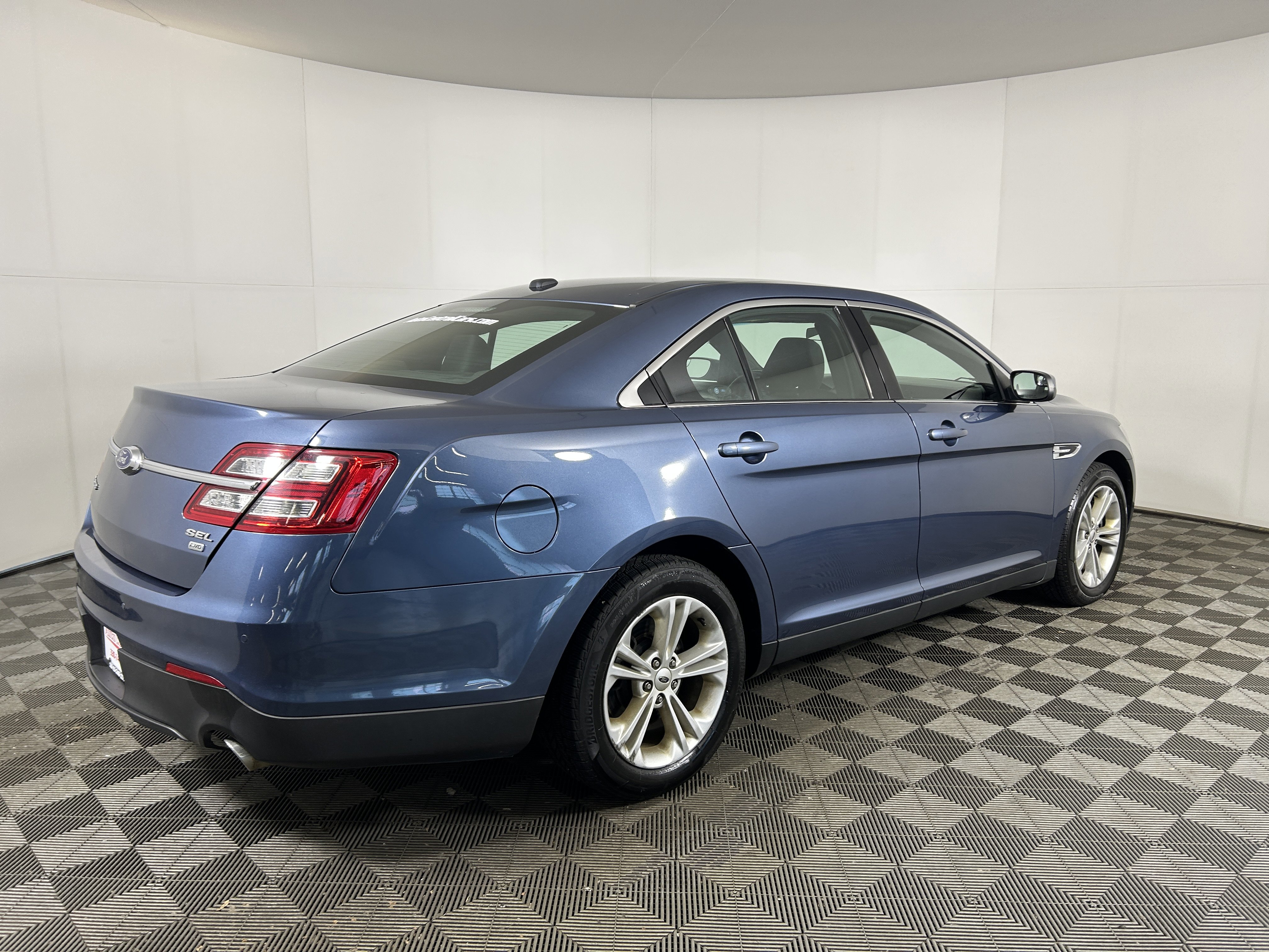 Used 2019 Ford Taurus SEL image 4