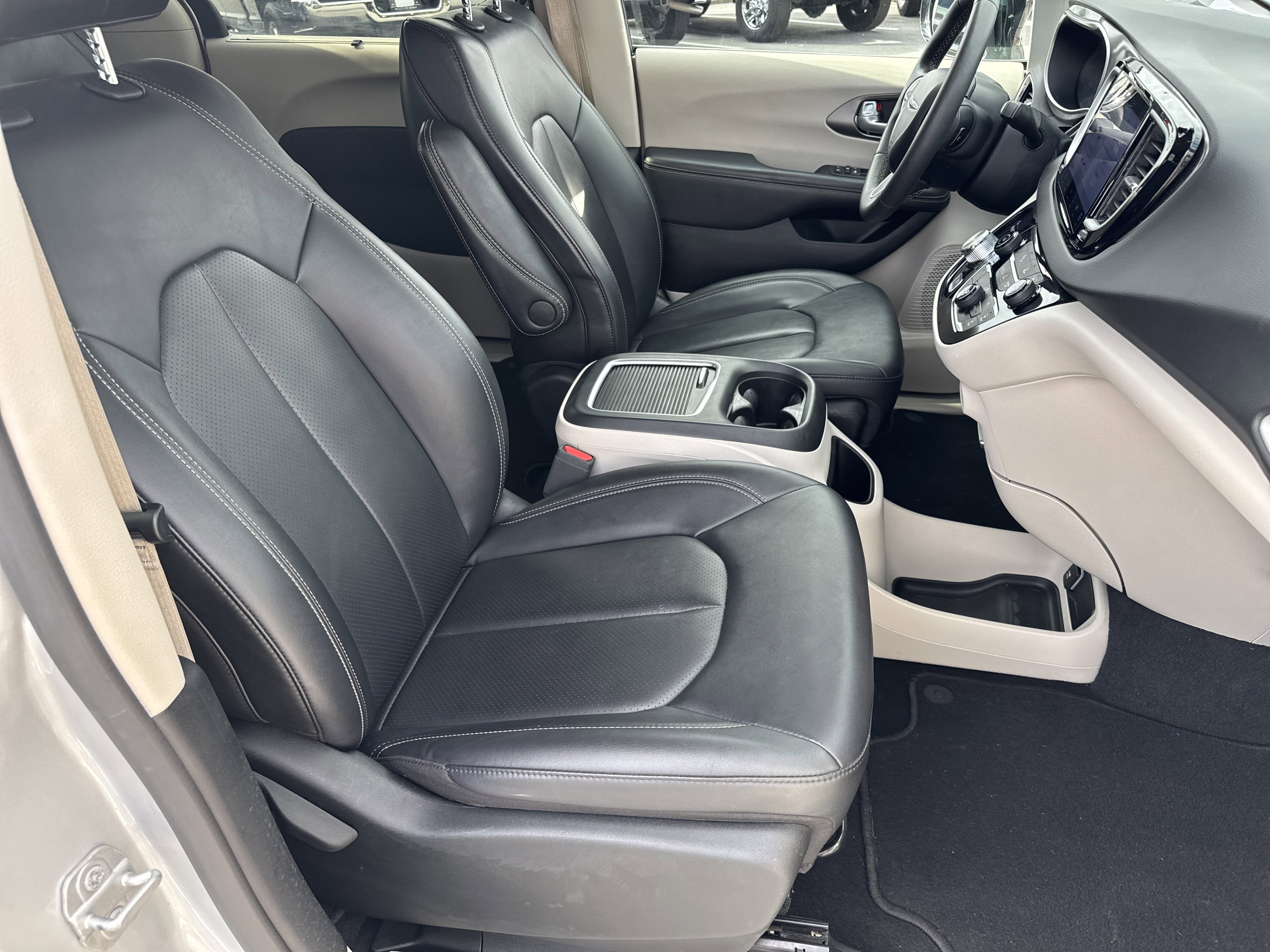 Used 2024 Chrysler Pacifica Touring-L image 14