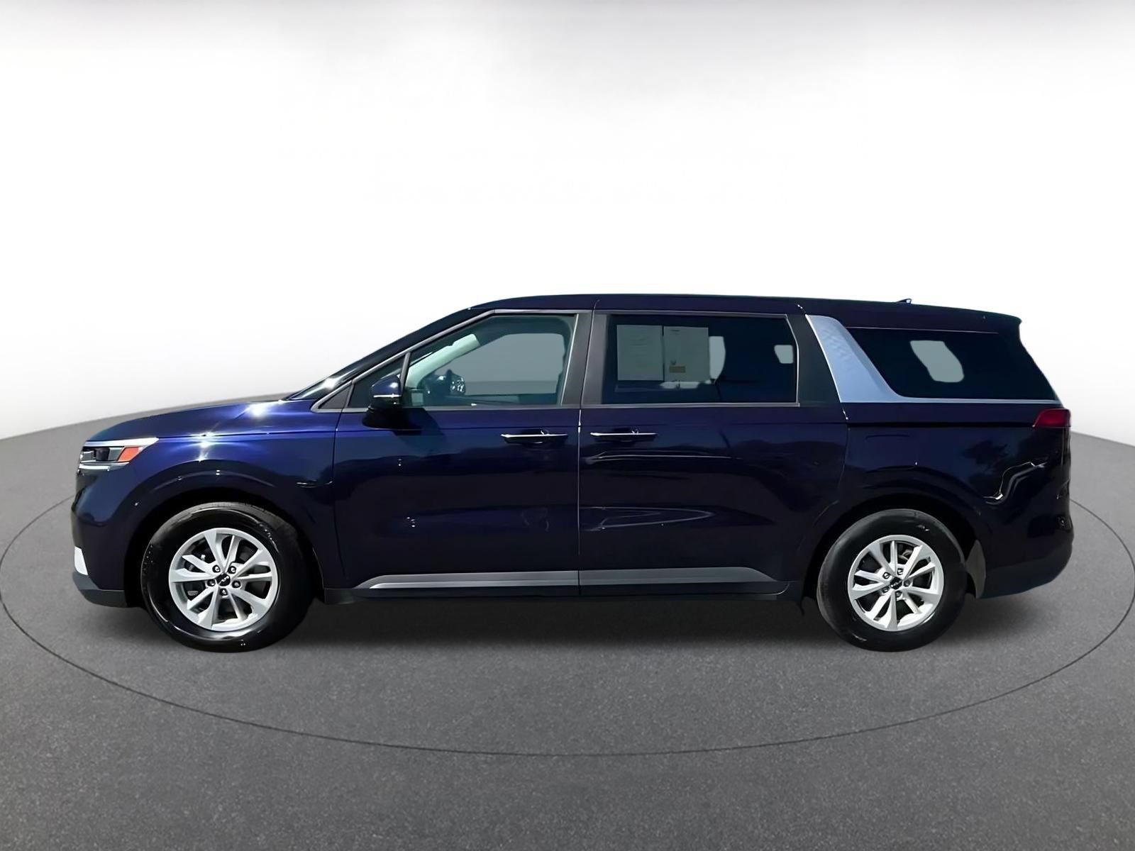 Used 2023 Kia Carnival LX FWD image 8