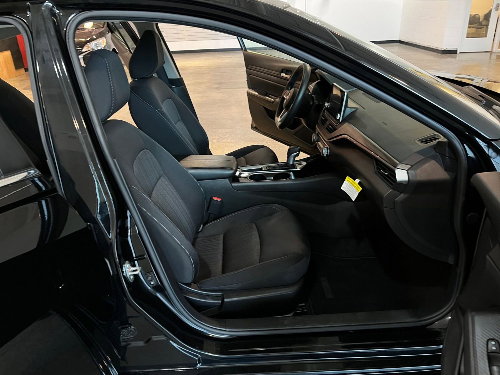 Used 2024 Nissan Altima 2.5 SV FWD image 35