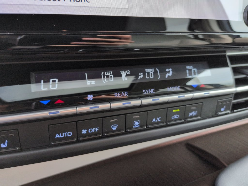 Used 2024 Toyota Sienna XLE FWD image 17