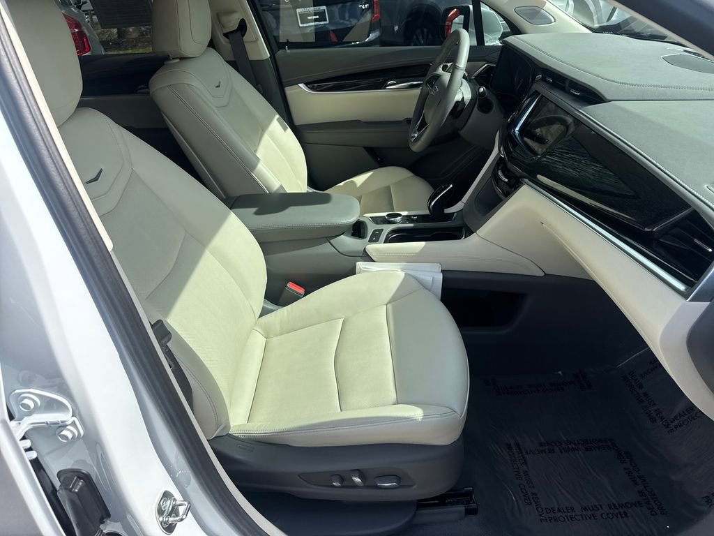Used 2025 Cadillac XT6 Premium Luxury w/ Technology Package image 13