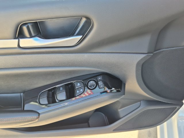 Used 2025 Nissan Altima 2.5 SR FWD image 13