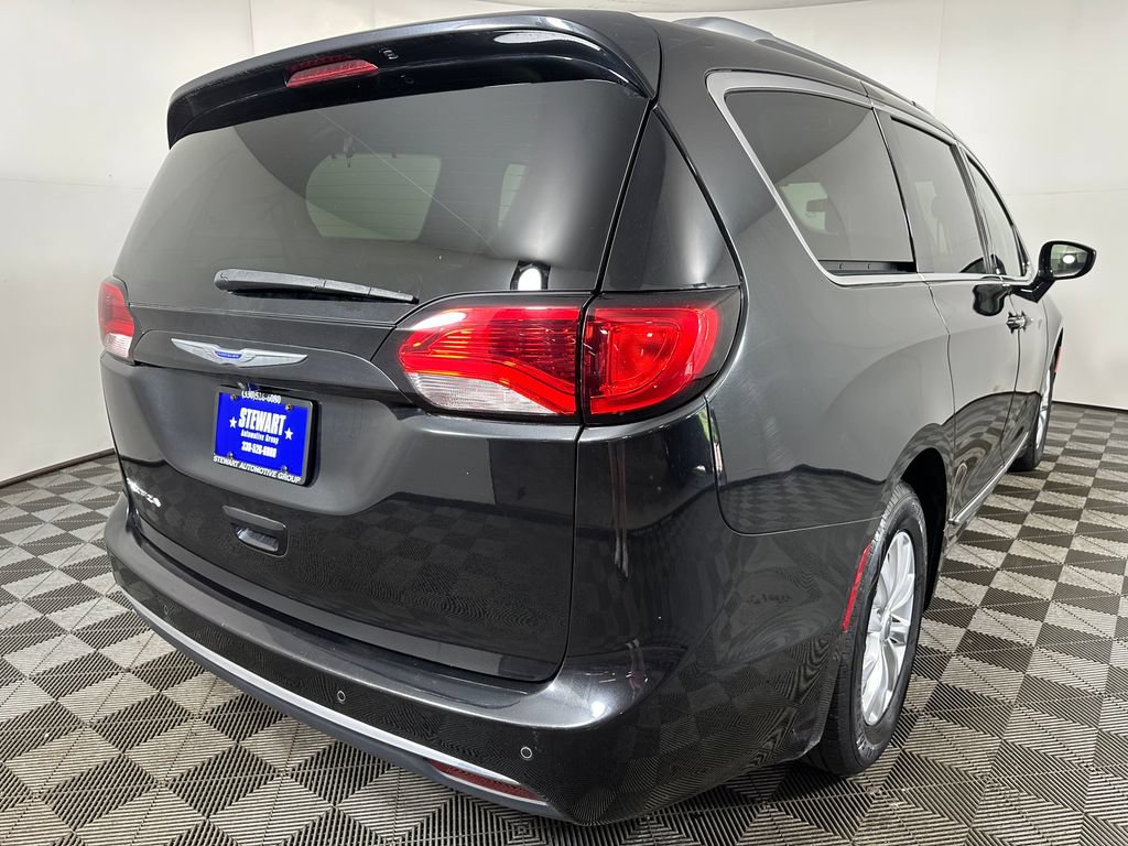 Used 2018 Chrysler Pacifica Touring-L FWD image 5
