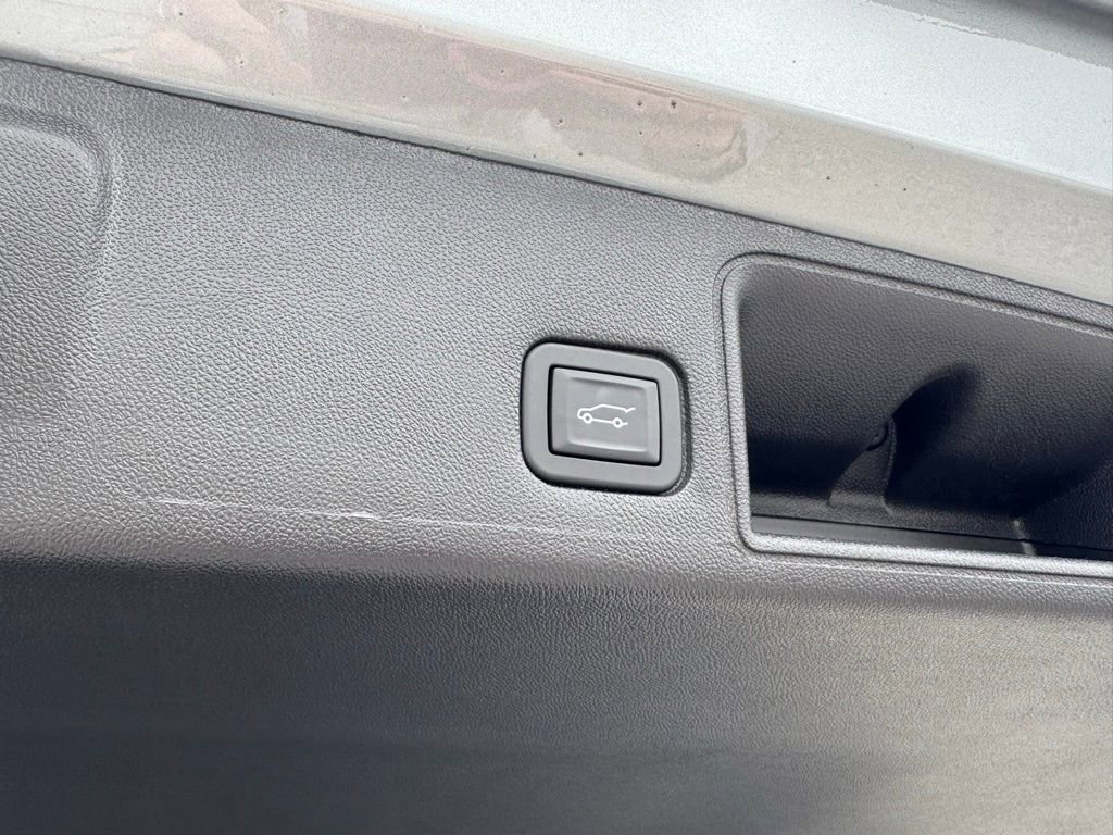 Used 2024 GMC Terrain SLE w/ Driver Convenience Package image 6