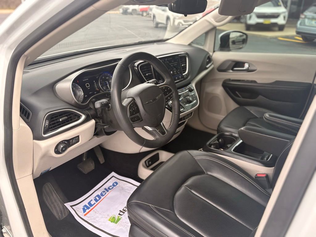 Used 2023 Chrysler Pacifica Touring-L FWD image 17