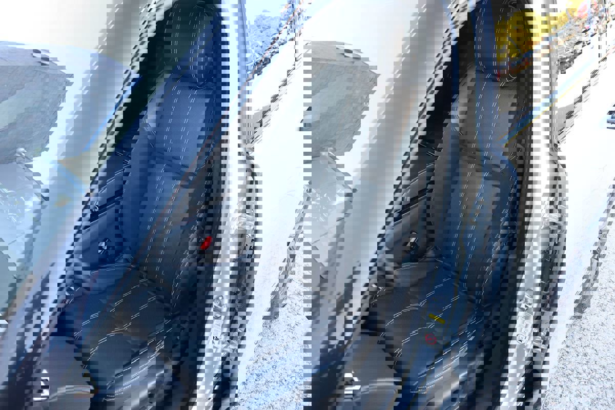 Used 2018 Land Rover Range Rover Velar R-Dynamic SE image 37