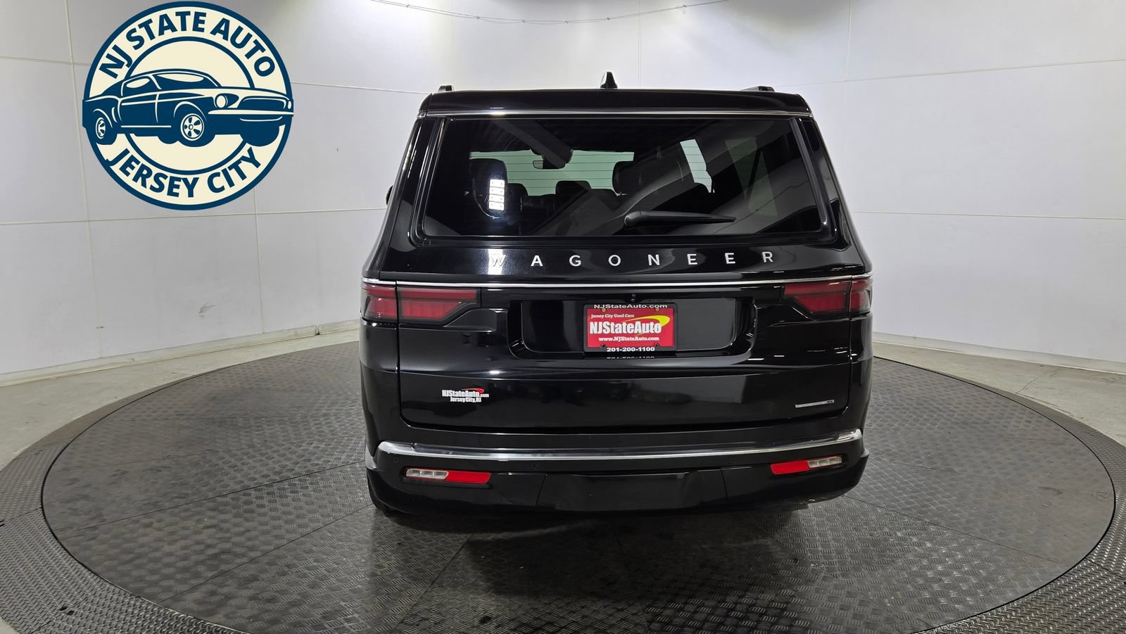 Used 2024 Jeep Wagoneer L Series II w/ Flexible Seating Group AWD/4WD image 6
