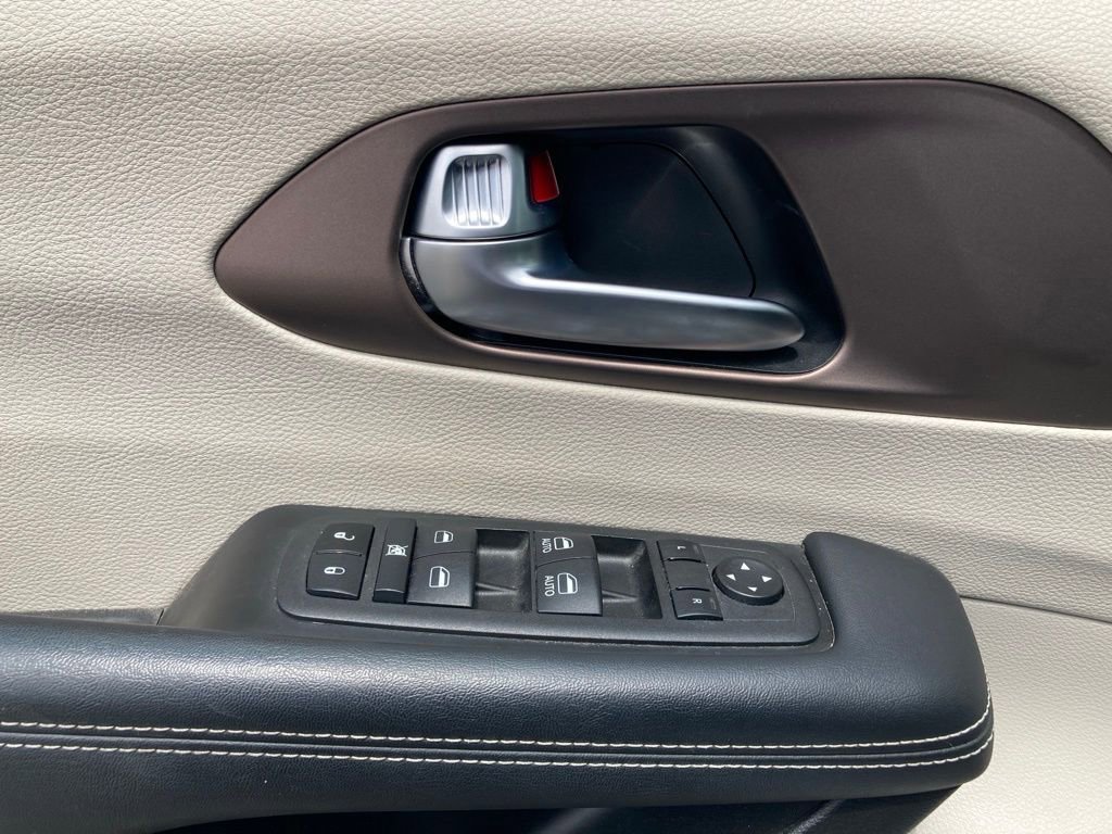 Used 2023 Chrysler Voyager LX image 13