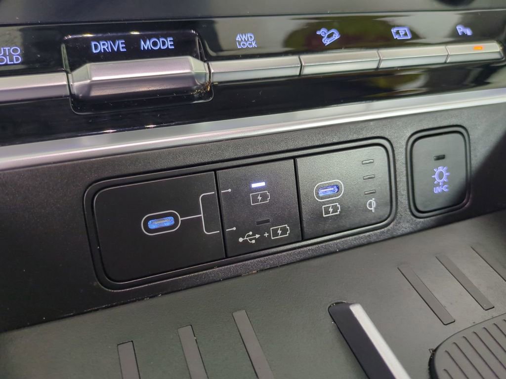 Used 2024 Hyundai Santa Fe Limited image 28