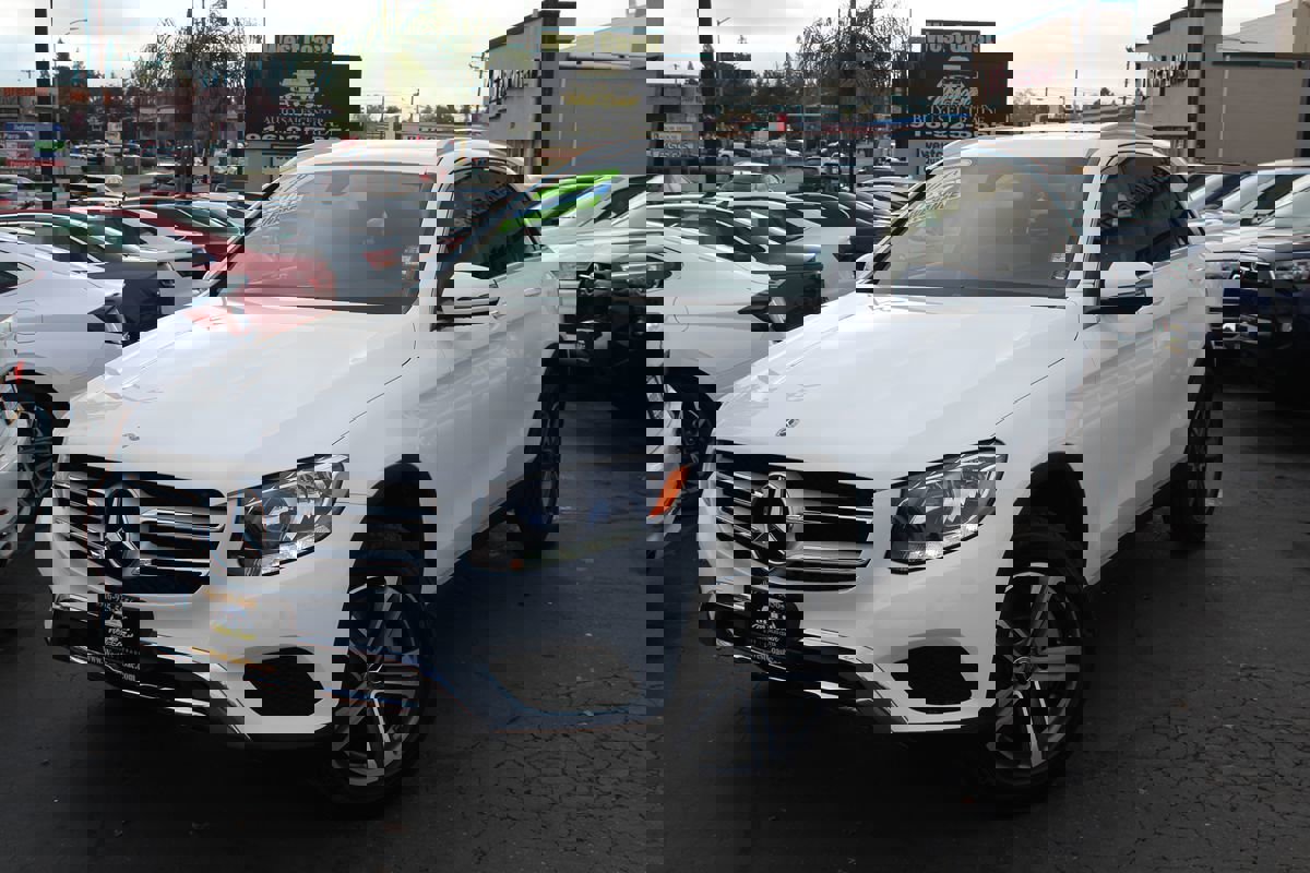 Used 2019 Mercedes-Benz GLC 300 w/ Premium Package image 40