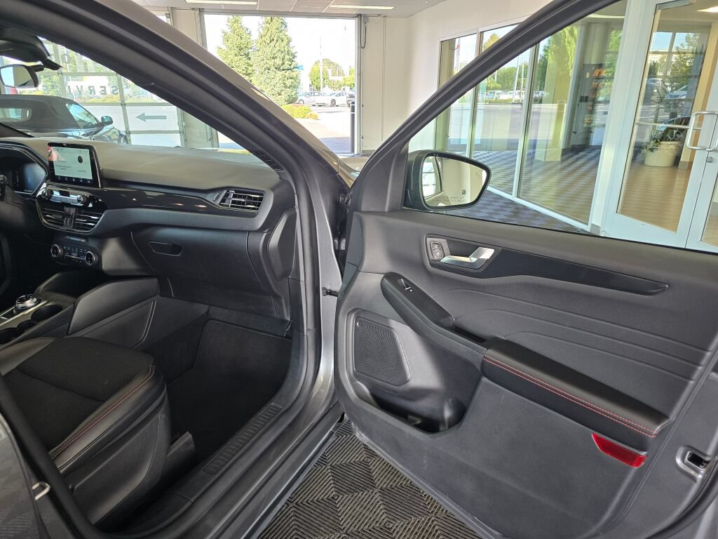 Used 2025 Ford Escape ST-Line Select AWD/4WD image 41