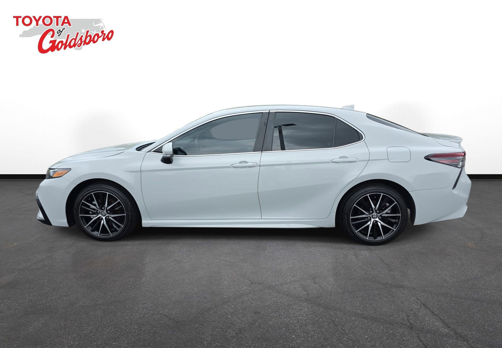 Used 2024 Toyota Camry SE w/ Convenience Package FWD image 8
