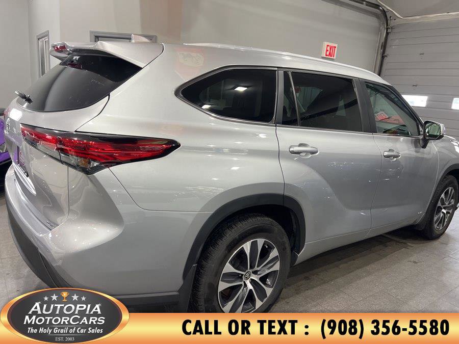 Used 2023 Toyota Highlander XLE AWD/4WD image 5