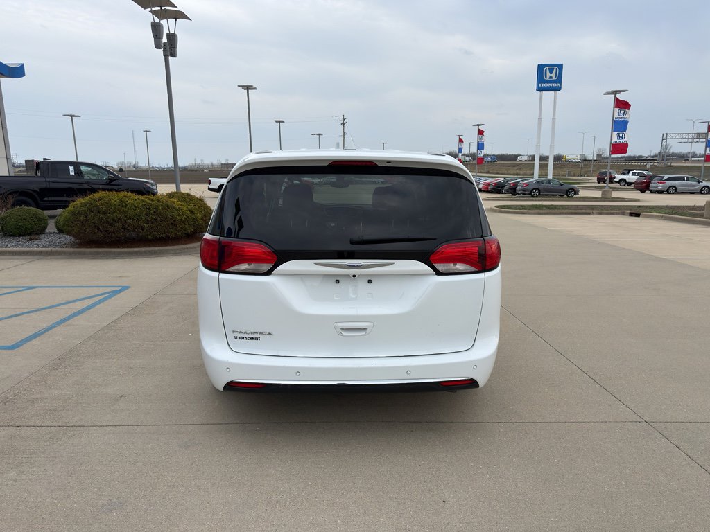 Used 2018 Chrysler Pacifica Touring Plus image 6