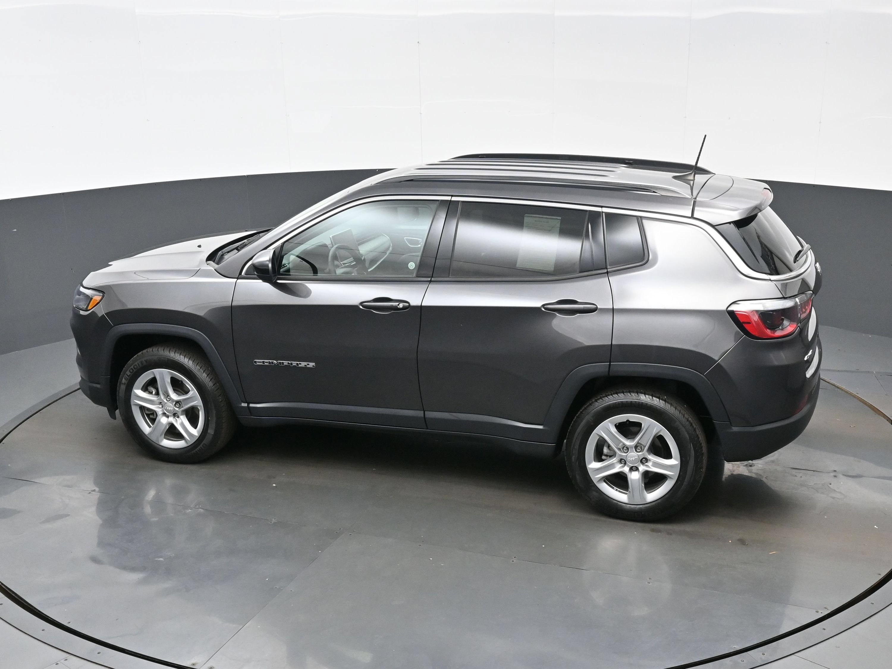 Used 2023 Jeep Compass Latitude w/ Convenience Group AWD/4WD image 37