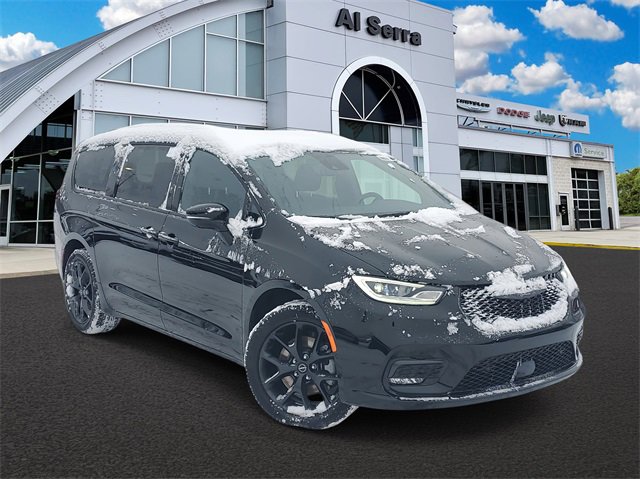 New 2026 Chrysler Pacifica Limited w/ Uconnect Theater Family Group