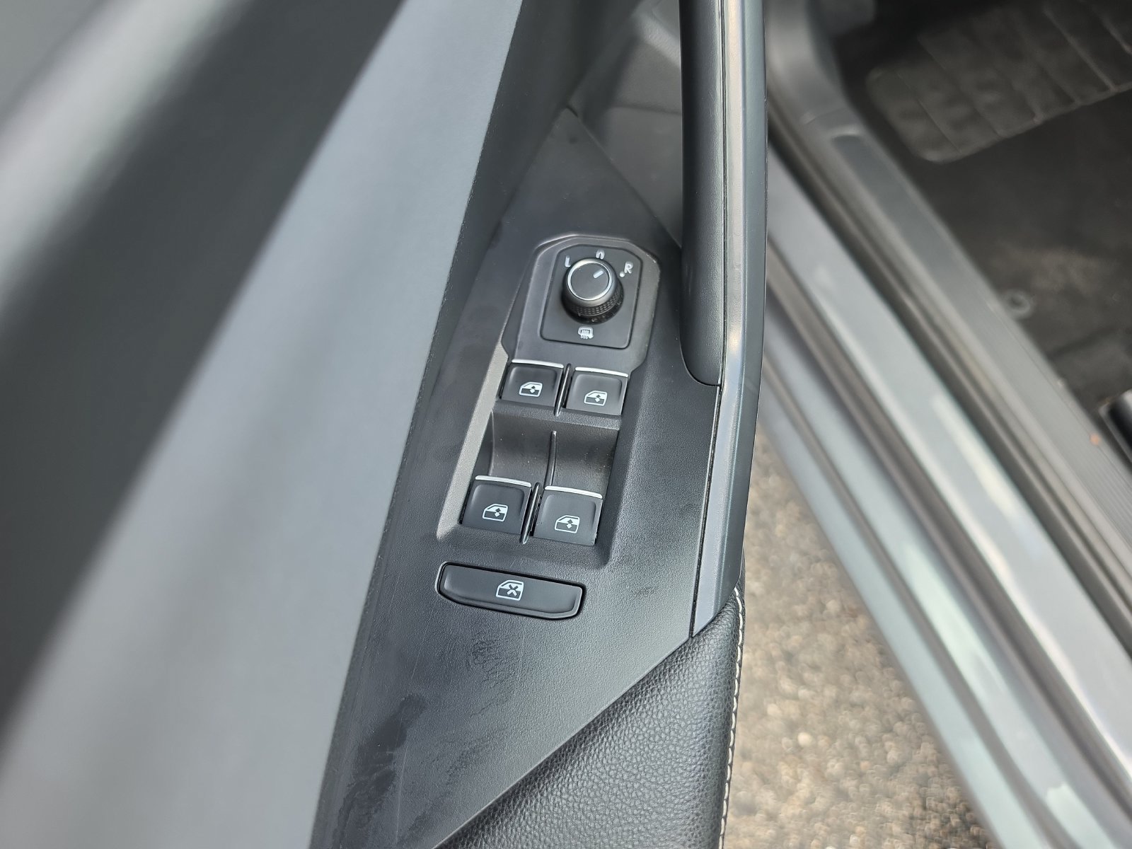 Used 2025 Volkswagen Jetta SE FWD image 14