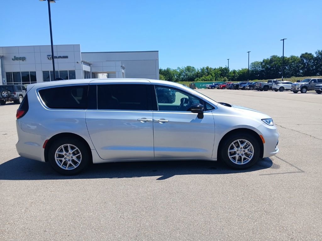 Used 2024 Chrysler Pacifica Touring-L FWD image 9