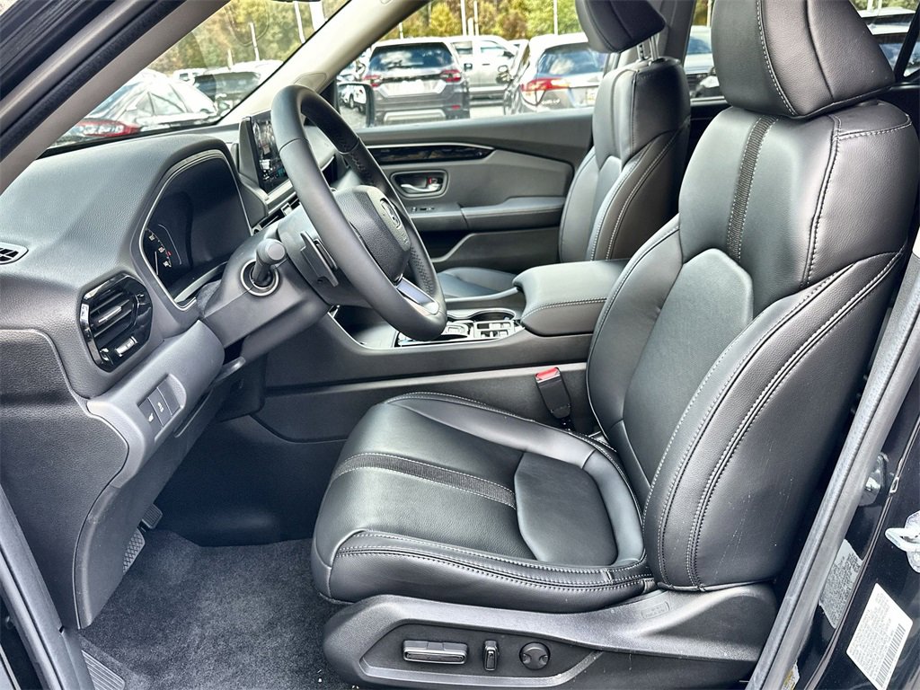New 2025 Honda Pilot Touring image 13
