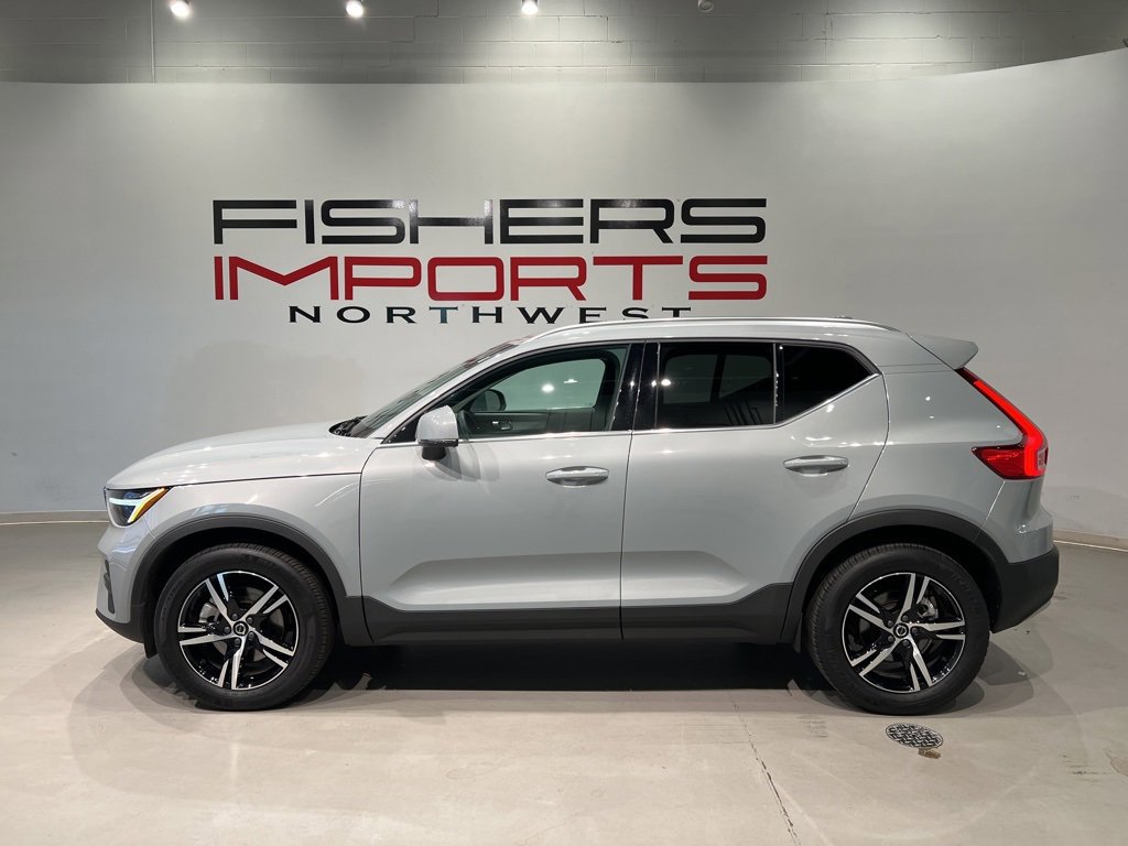 Used 2025 Volvo XC40 B5 Core image 10
