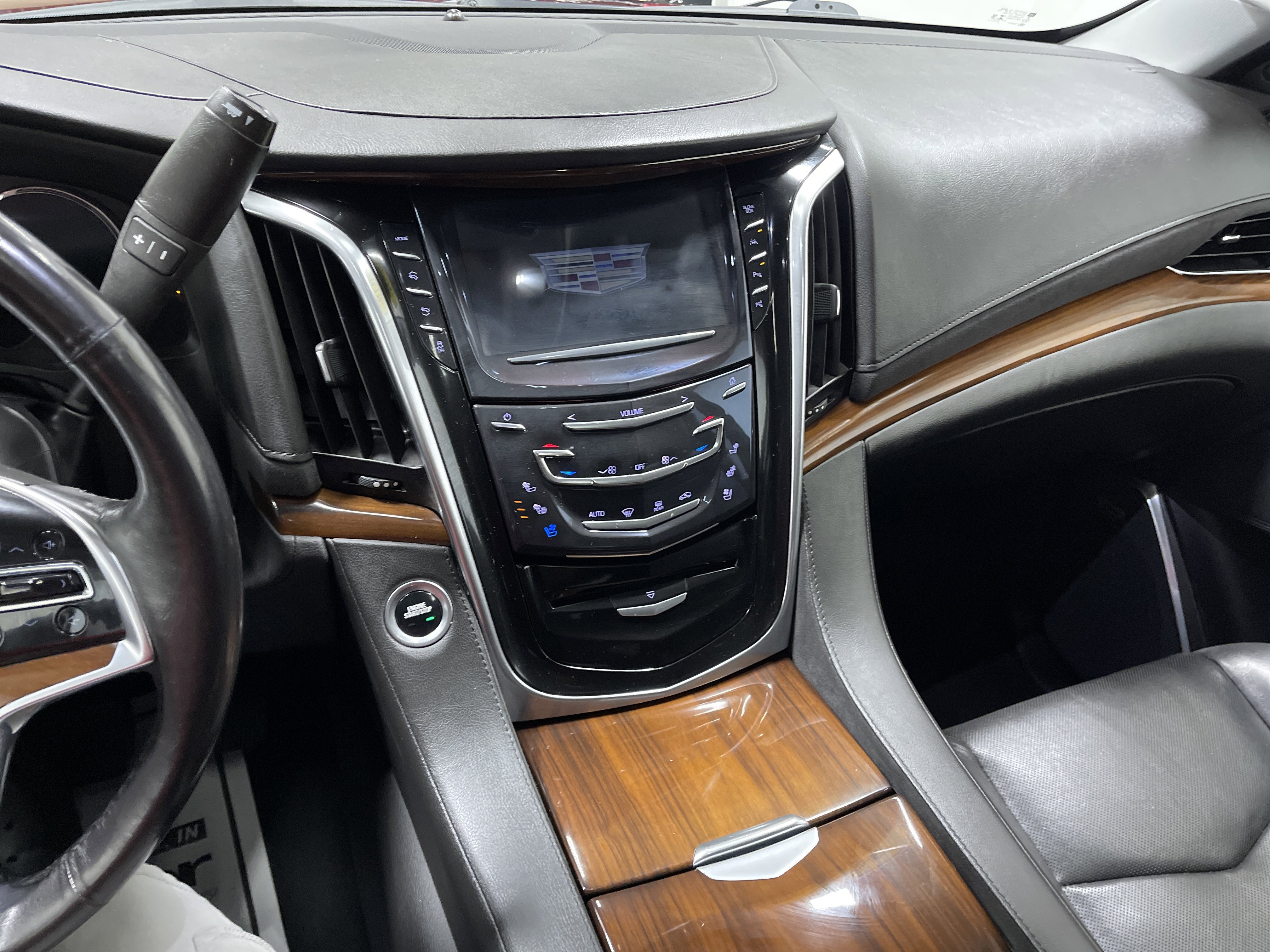 Used 2020 Cadillac Escalade Luxury AWD/4WD image 29