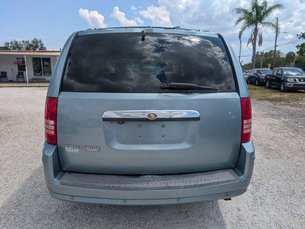 Used 2008 Chrysler Town & Country Touring FWD image 6