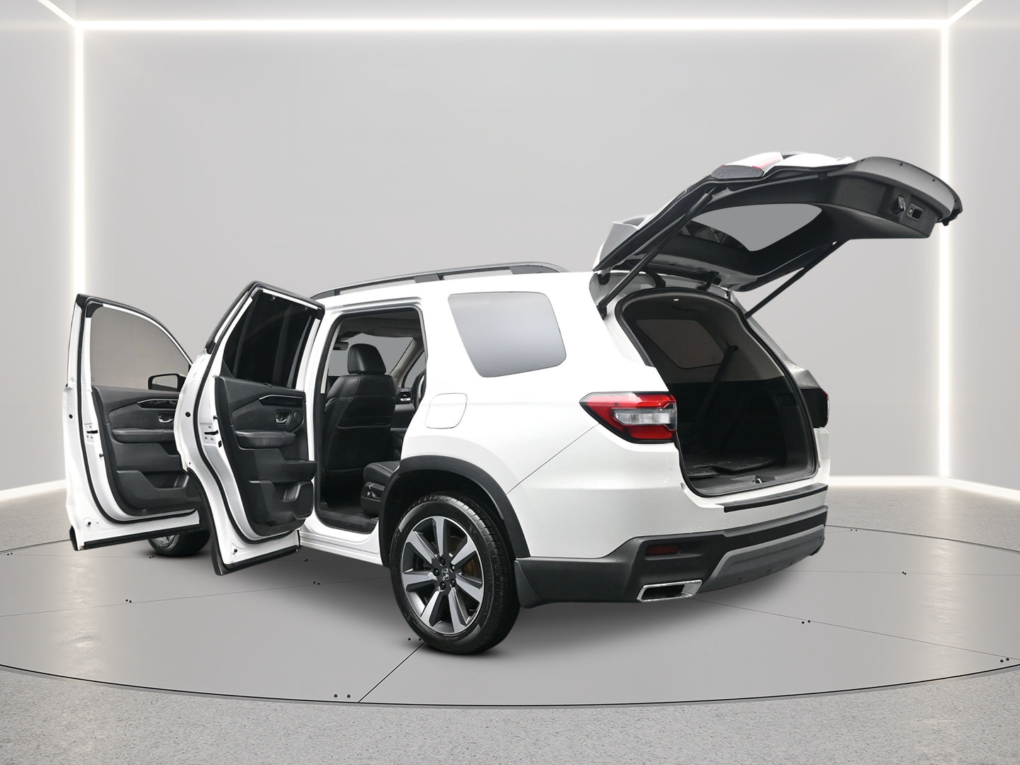 Used 2023 Honda Pilot Touring image 4