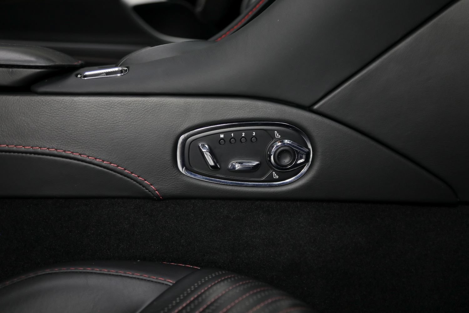 Used 2019 Aston Martin DB11 Volante RWD image 32