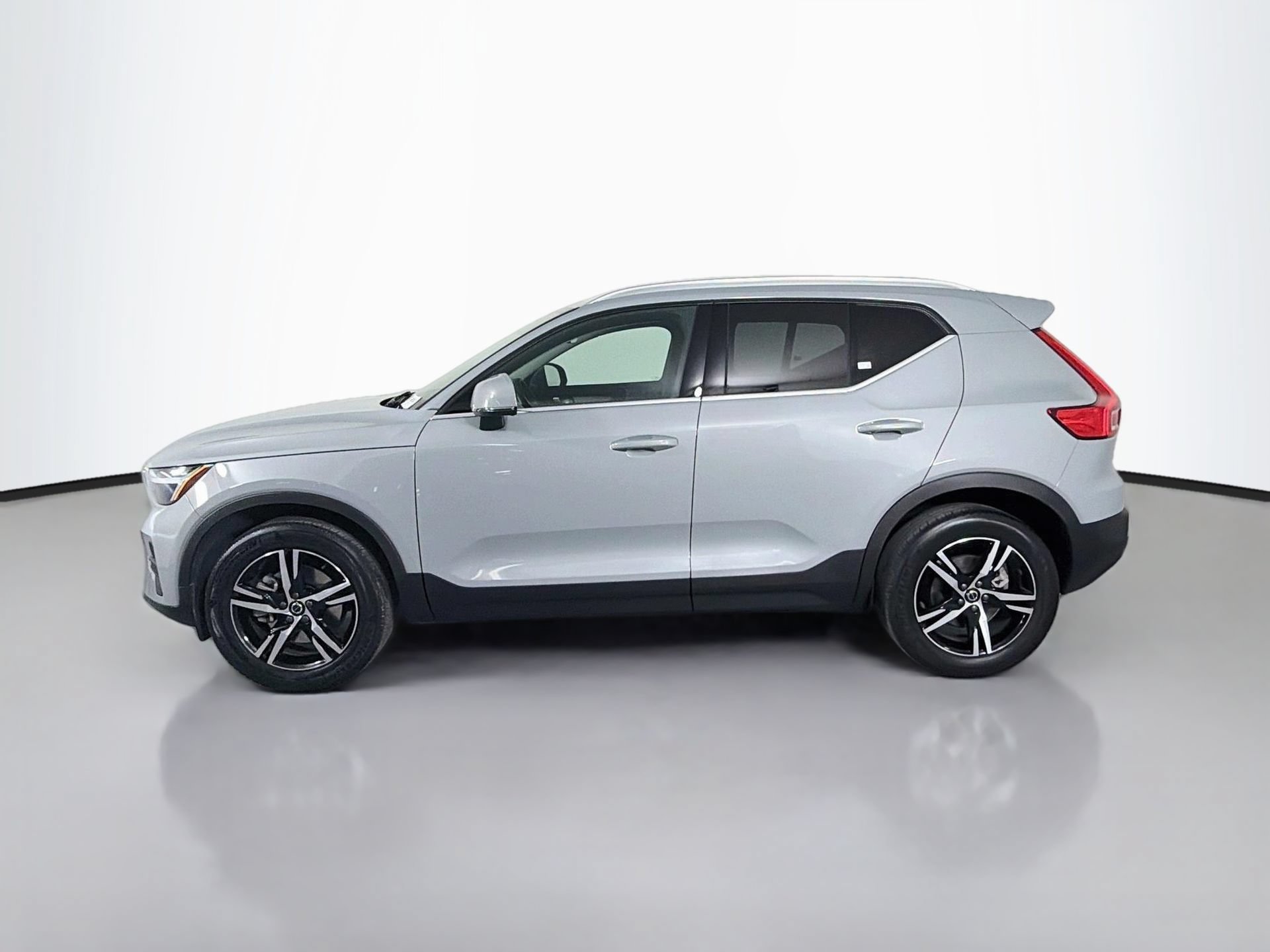 Certified 2024 Volvo XC40 B5 Core AWD/4WD image 9