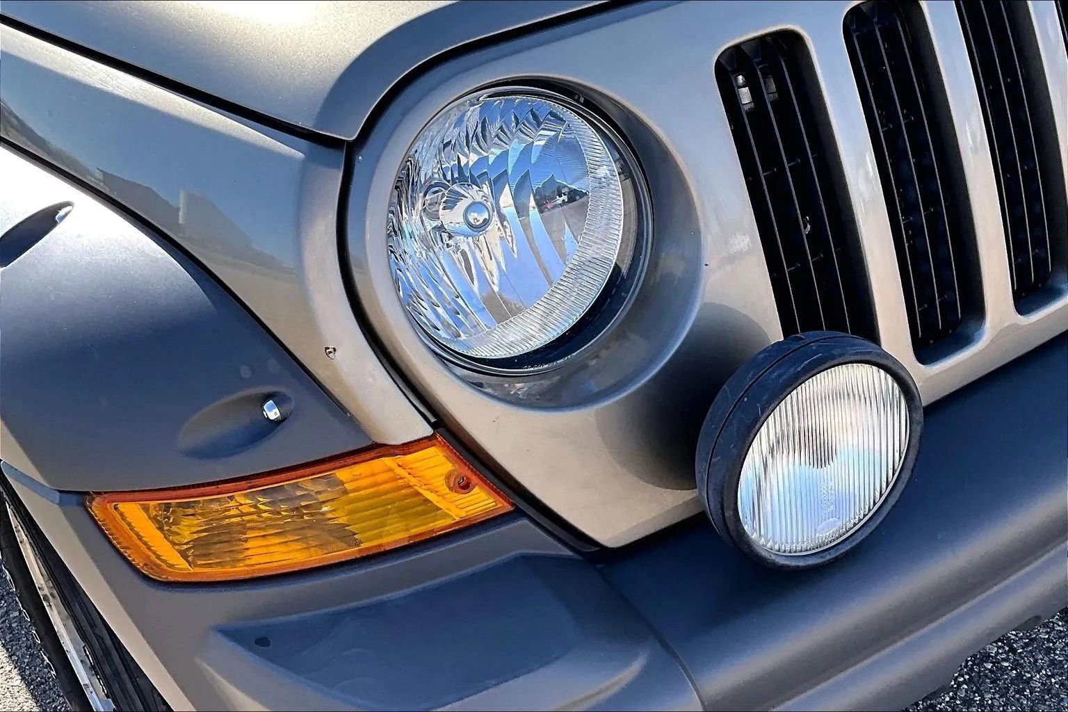 Used 2005 Jeep Liberty Renegade AWD/4WD image 26