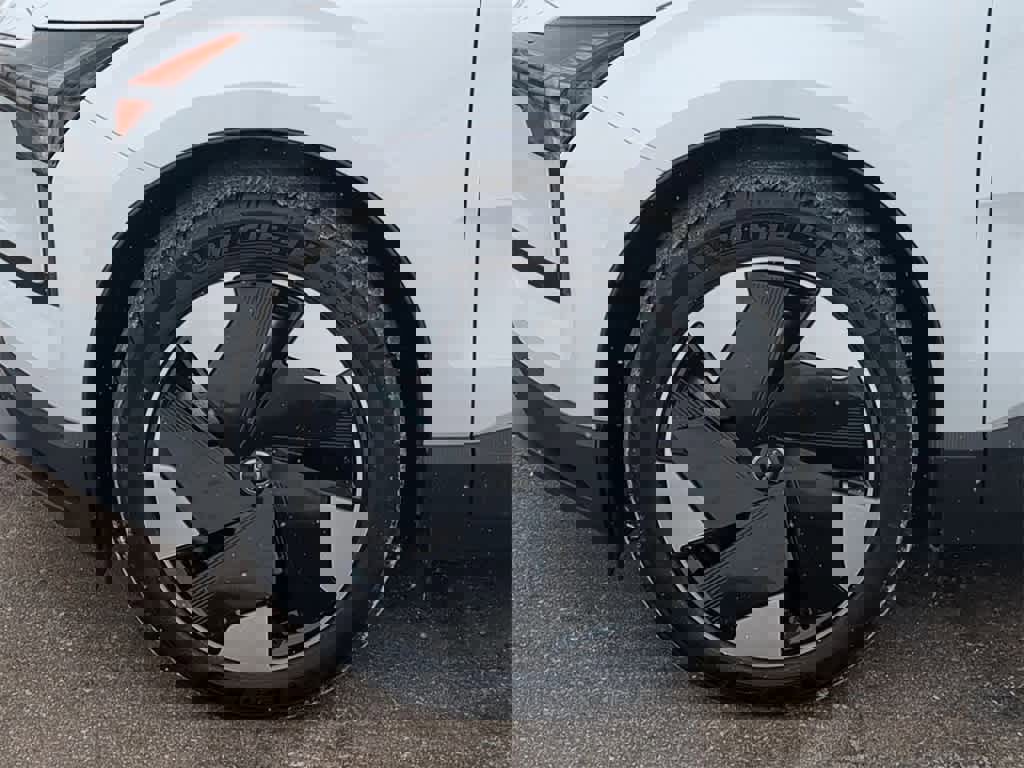 Certified 2025 Volvo EX30 Plus w/ Protection Package Premier image 13