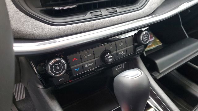 Certified 2024 Jeep Compass Latitude image 17