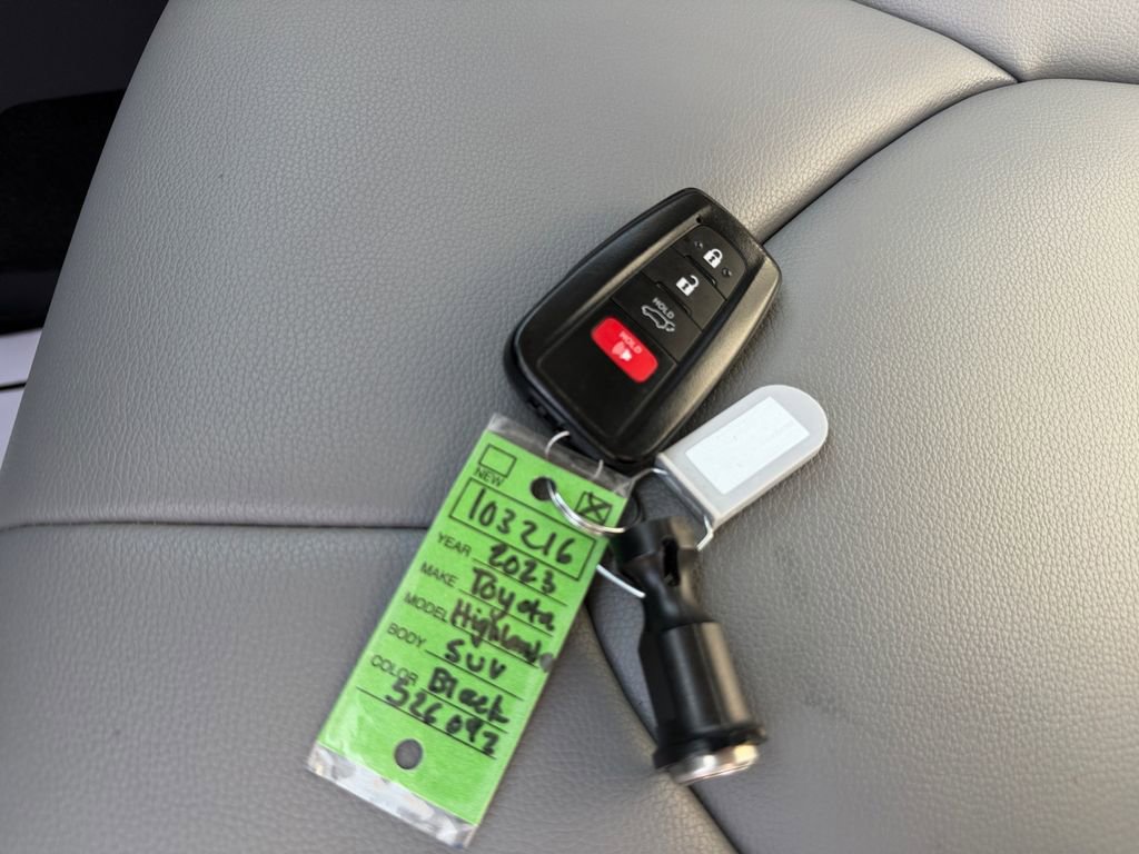 Used 2023 Toyota Highlander XLE image 10