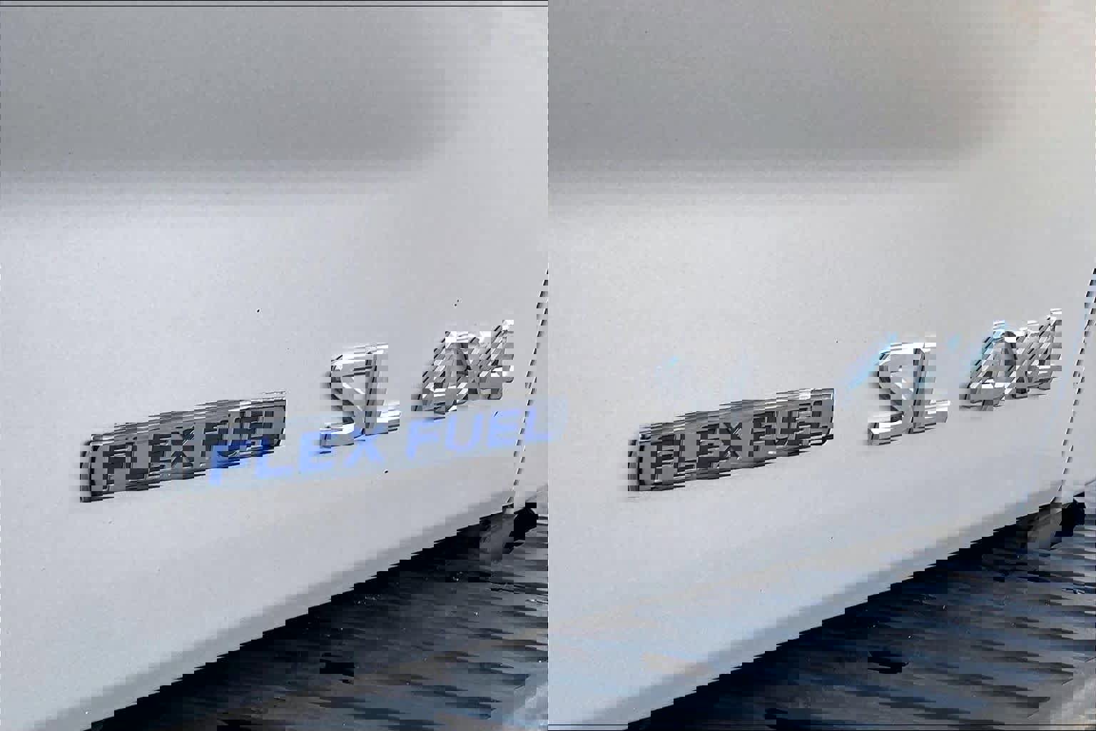 Used 2015 Nissan Titan SL w/ SL Moonroof Package image 10