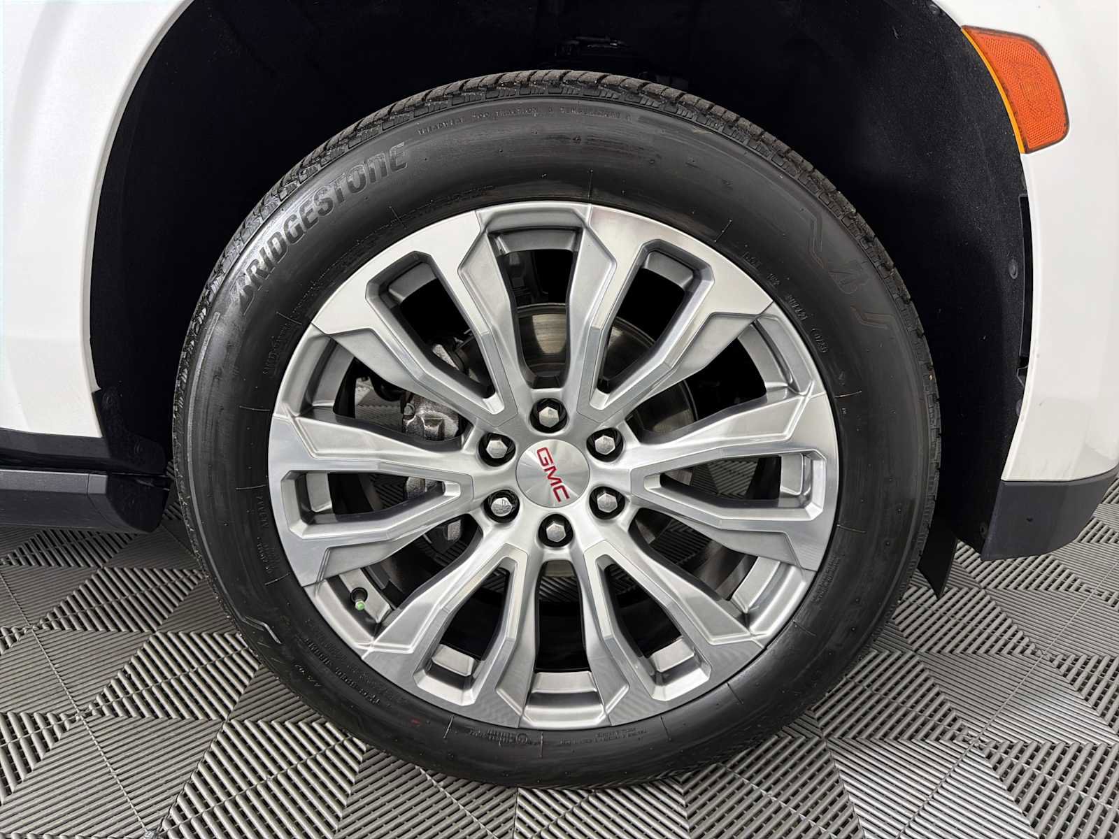 Used 2023 GMC Yukon XL Denali AWD/4WD image 11