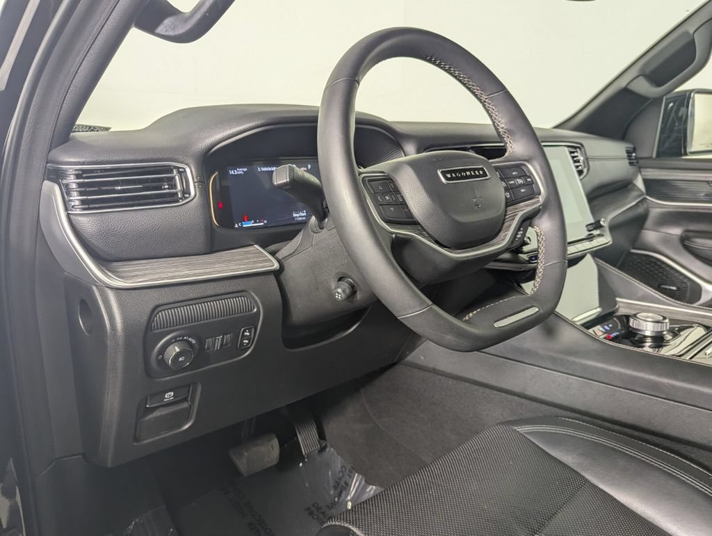 Used 2024 Jeep Wagoneer L Series II RWD image 13