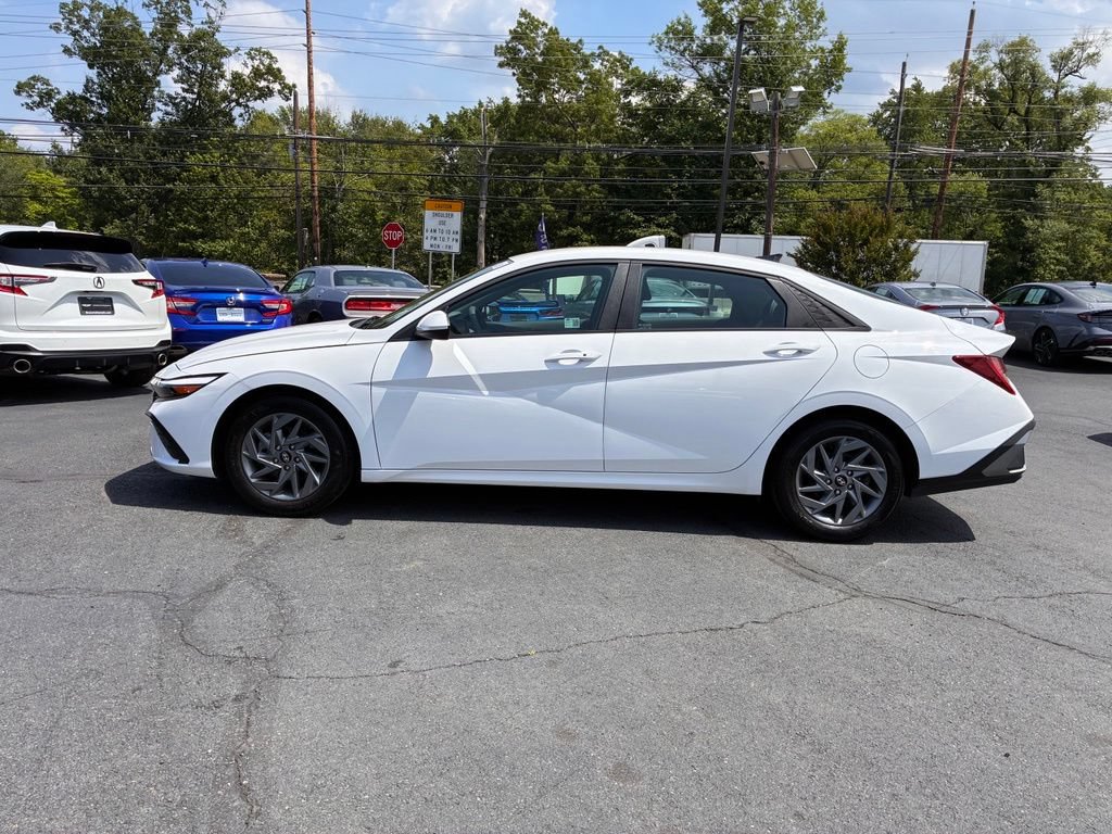Used 2025 Hyundai Elantra Hybrid FWD image 4