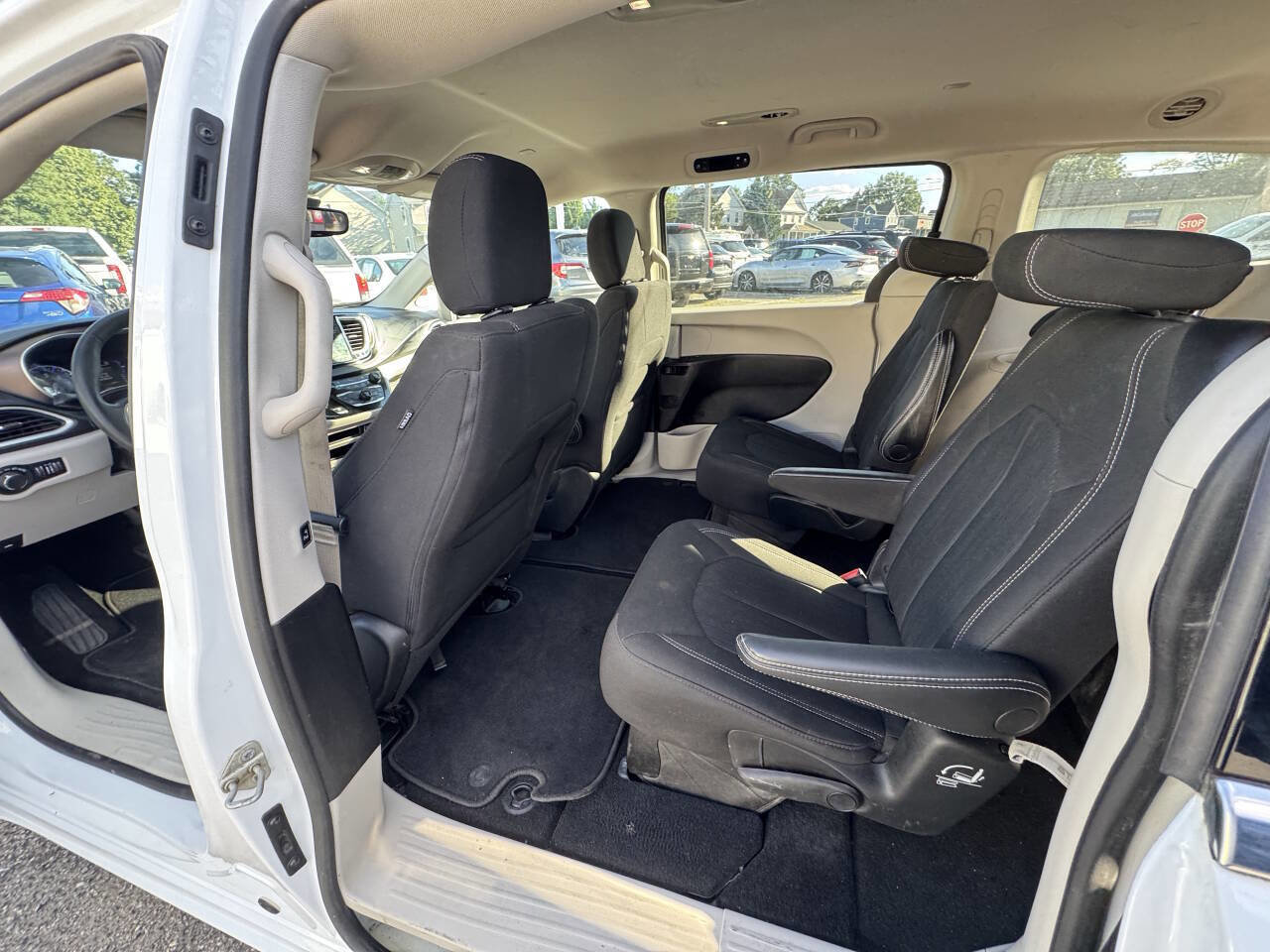 Used 2022 Chrysler Voyager LX image 40