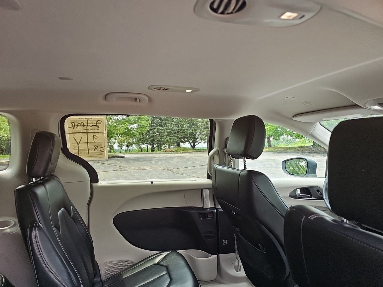 Used 2023 Chrysler Pacifica Touring-L FWD image 17