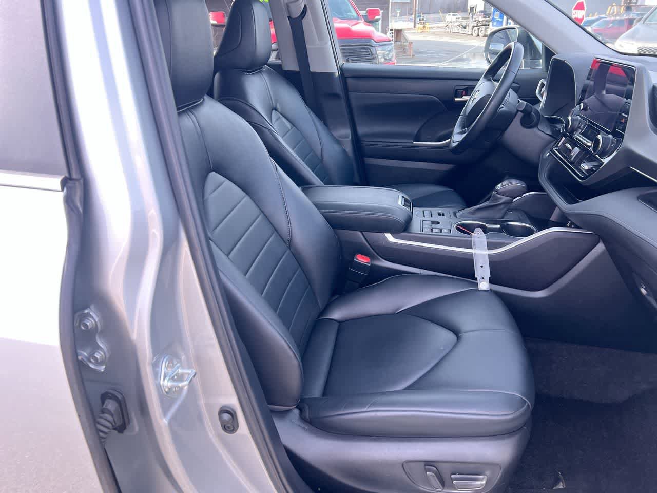 Used 2023 Toyota Highlander XLE AWD/4WD image 28