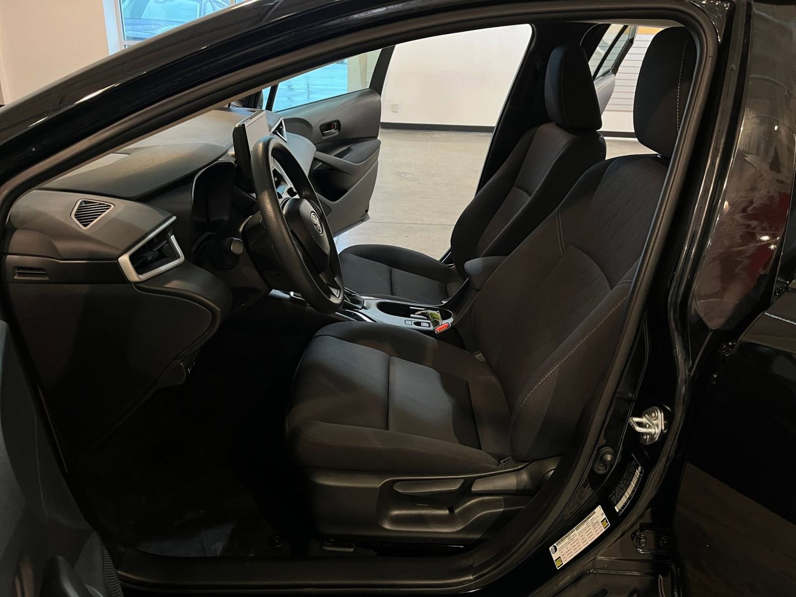 Used 2025 Toyota Corolla LE image 25