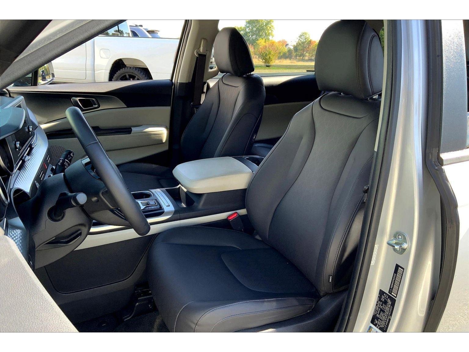 Used 2023 Kia Carnival LX image 23