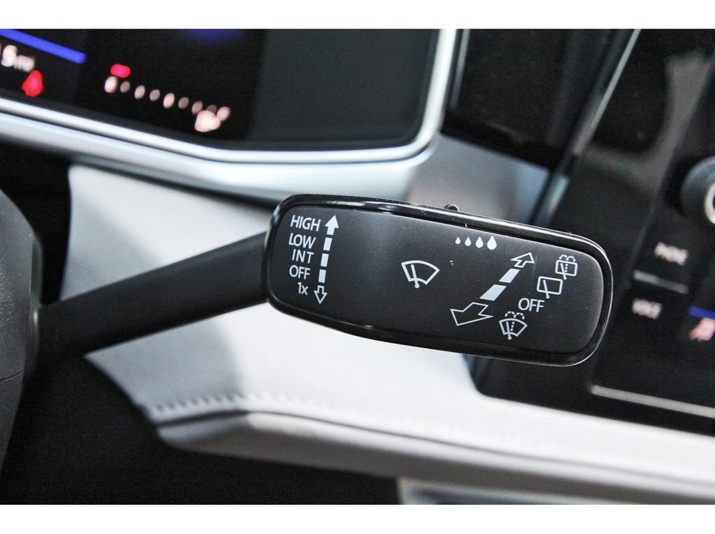 Used 2025 Volkswagen Taos SE FWD image 18