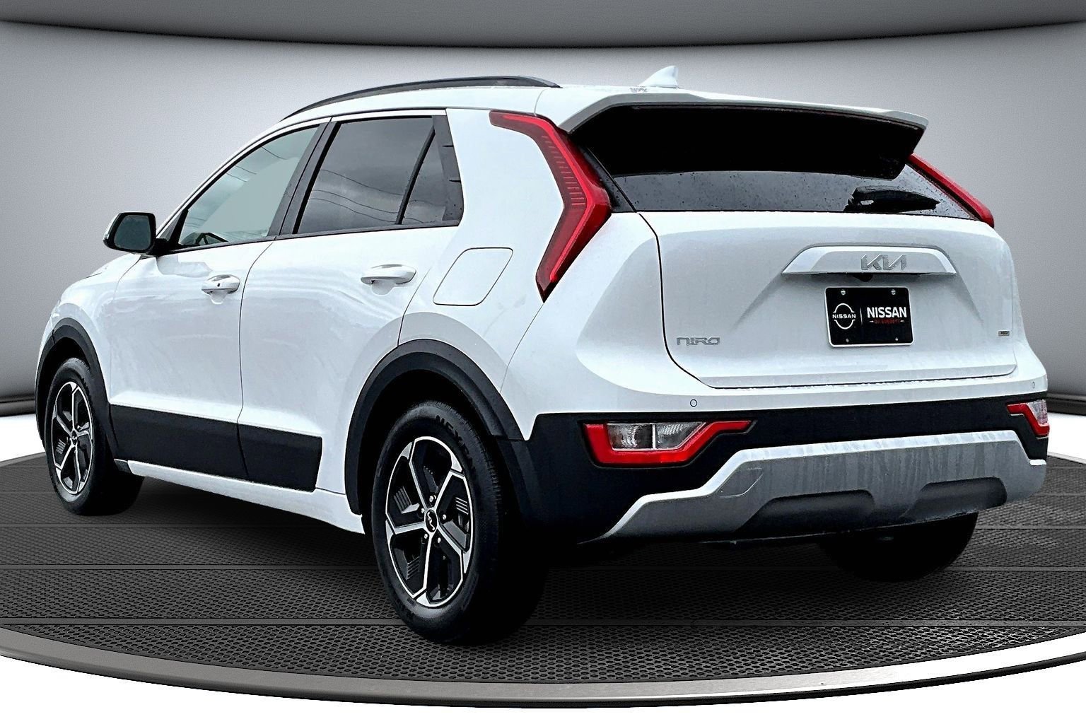 Used 2023 Kia Niro EX image 4