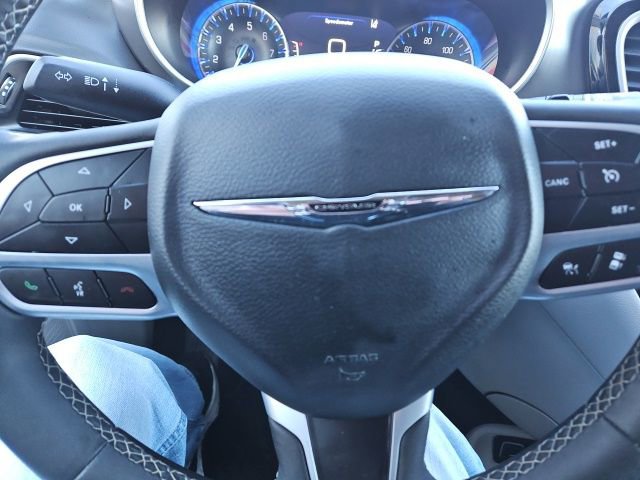 Used 2024 Chrysler Pacifica Touring-L image 17