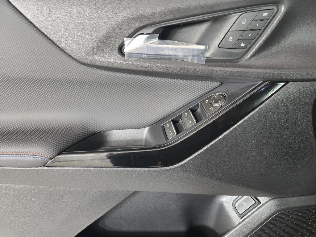 New 2026 Chevrolet Equinox RS w/ Convenience Package III FWD image 24